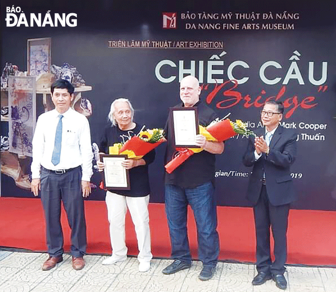 Nghệ sĩ Mark Cooper (giữa) trong ngày khai mạc triển lãm “Chiếc cầu”.