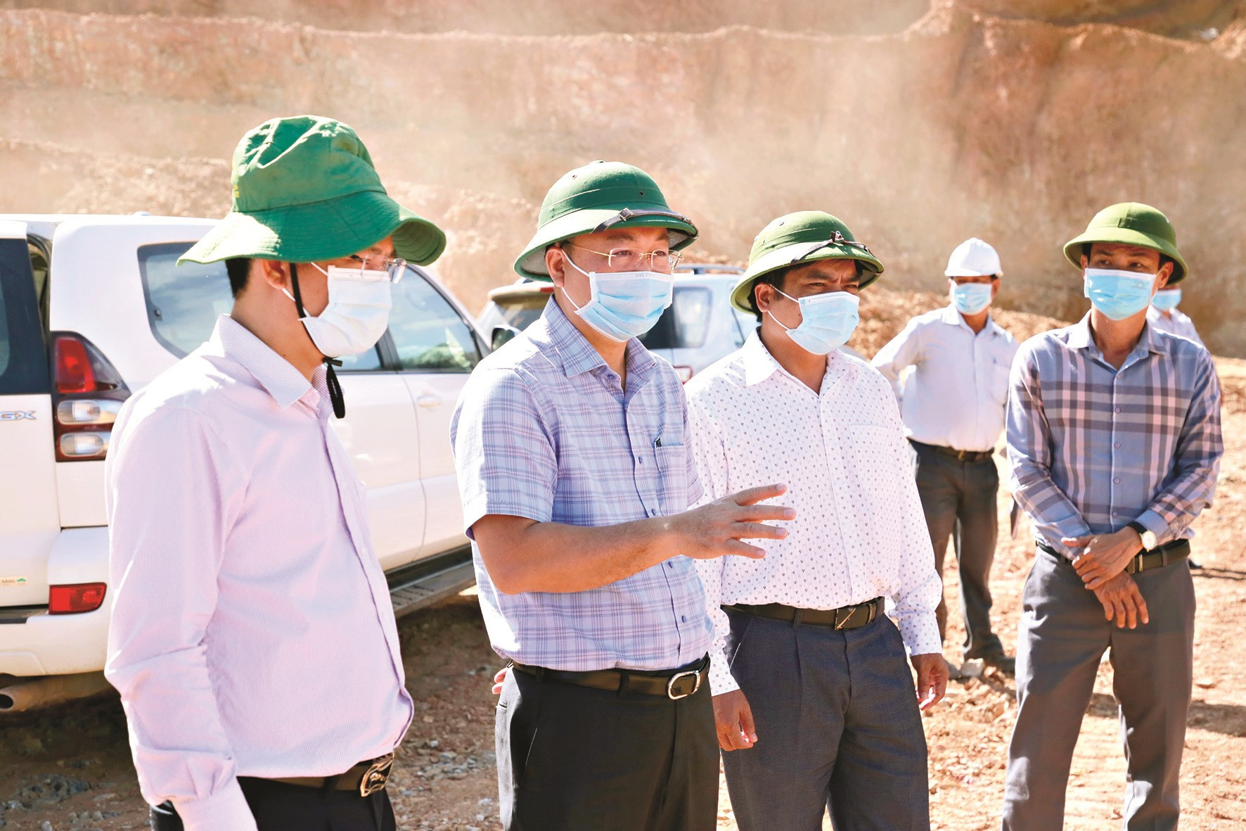 Chủ tịch UBND tỉnh Lê Trí Thanh (thứ hai từ trái sang) trong chuyến kiểm tra tiến độ các mặt bằng tái định cư vùng sạt lở Phước Sơn. Ảnh: T.C
