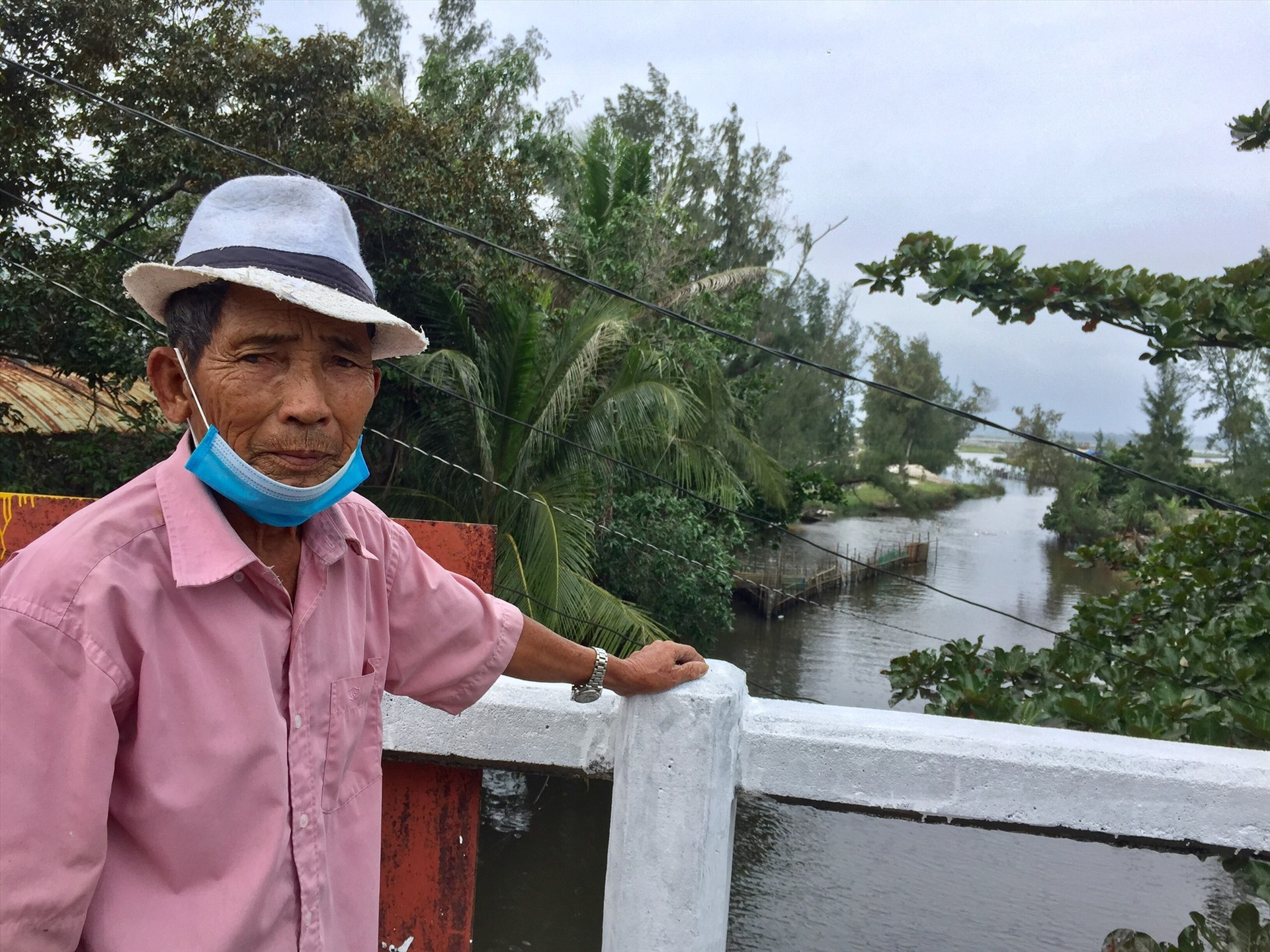 Ông Phạm Phú Long kể về sự nhộn nhịp của bến sông Bến Đá một thời. Ảnh: Minh Đức