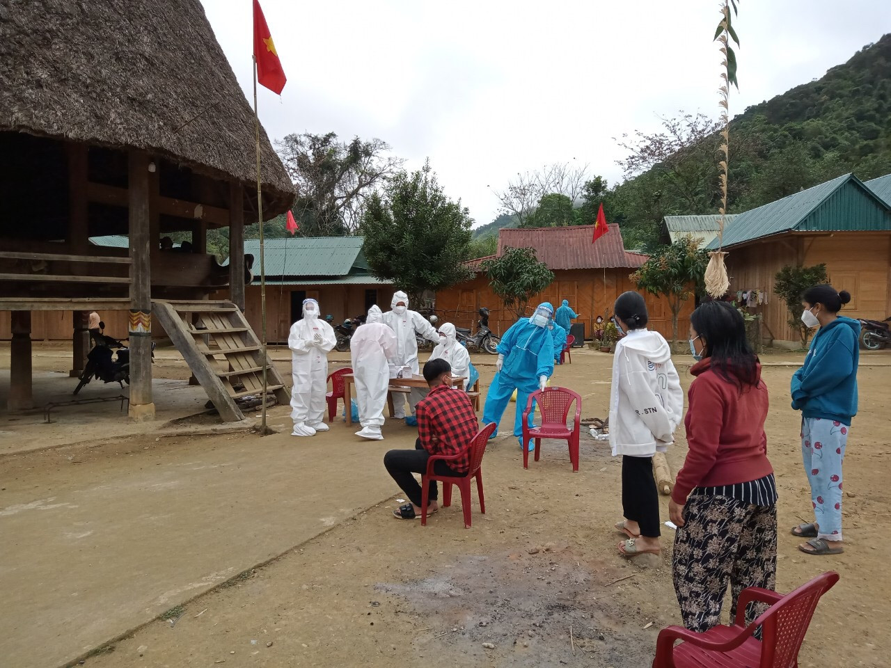 Huyện Tây Giang lấy mẫu xét nghiệm tại thôn Glao, xã Ga Ry. Ảnh: T.Q