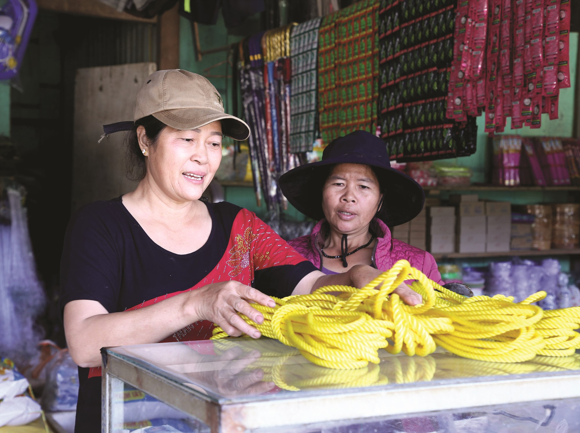 Hơn 30 năm gắn bó, bà Nguyễn Thị Thoắt xem Tây Giang như quê hương thứ hai của mình, suốt đời mang ơn. Ảnh: ALĂNG NGƯỚC