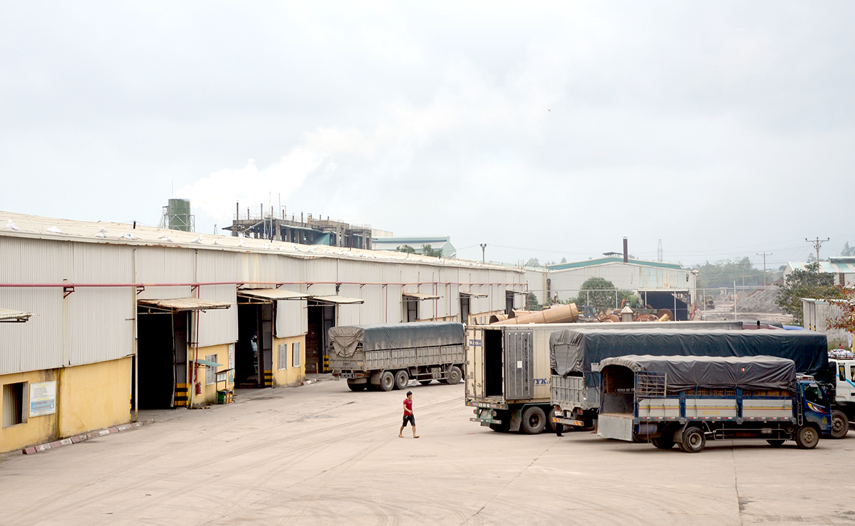 A brick factory in Dai Quang industrial cluster (Dai Loc district)