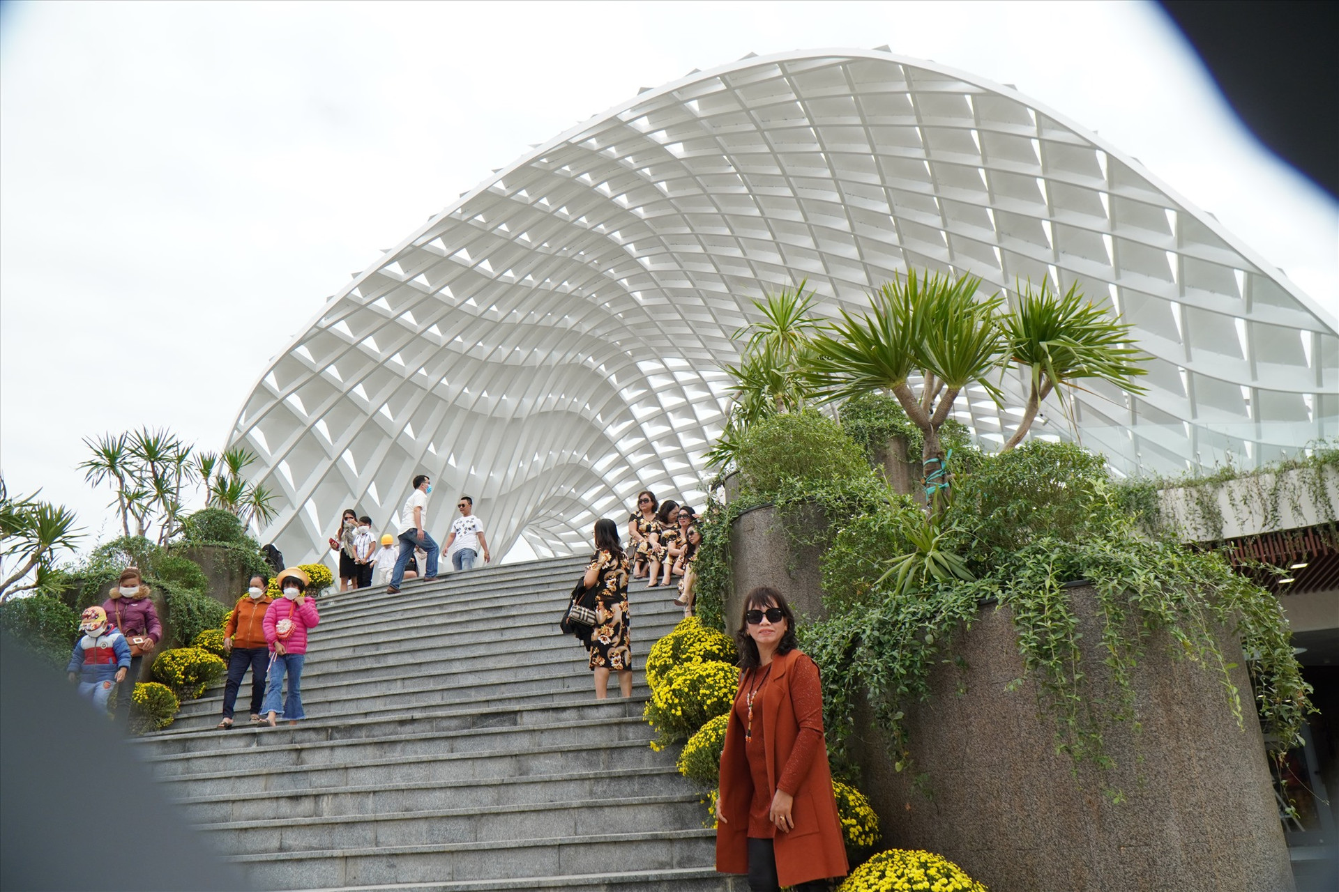 Công viên APEC khang trang với vườn tượng  đặc sắc và những kiến trúc hiên đại thu hút đông đảo người dân , khách tham quan du lịch dịp Tết NHâm Dần 2022.  Ảnh QL