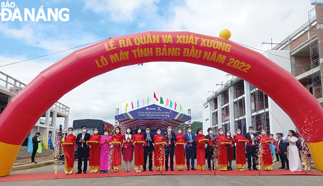 Nghi thức xuất xưởng lô hàng máy tính bảng được chế tạo và sản xuất tại thành phố Đà Nẵng. Ảnh: TRIỆU TÙNG