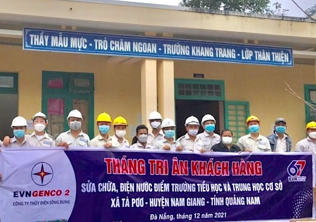 Songbunghpc thực hiện công tác xã hội tại các trường tiểu học huyên Nam Giang. Ảnh: N.T.B
