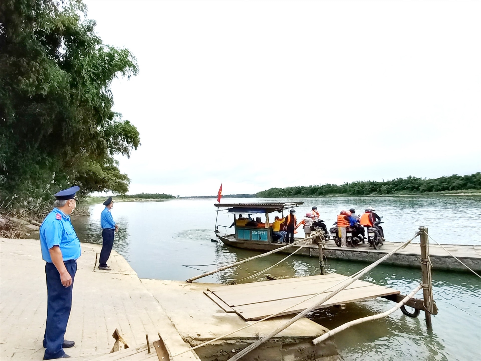 Thanh tra Sở GTVT kiểm soát hoạt động vận chuyển khách bến đò nganh Phú Thuận - Duy Tân vào mùng 4 tết. Ảnh: C.T