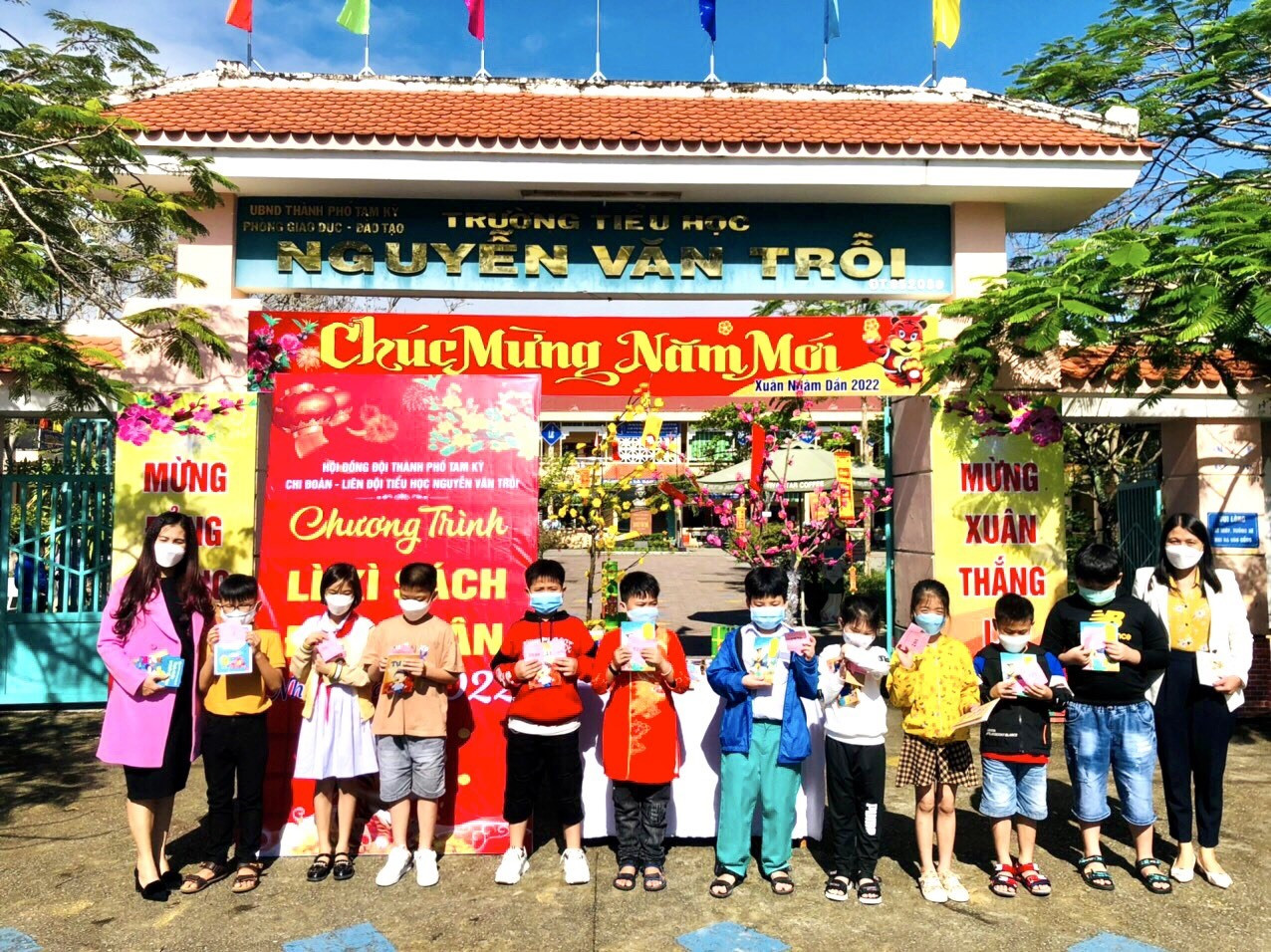 Trường Tiểu học Nguyễn Văn Trỗi (Tam Kỳ) lì xì sách cho học sinh đầu năm học dưới hình thức rút thăm. Ảnh: C.N