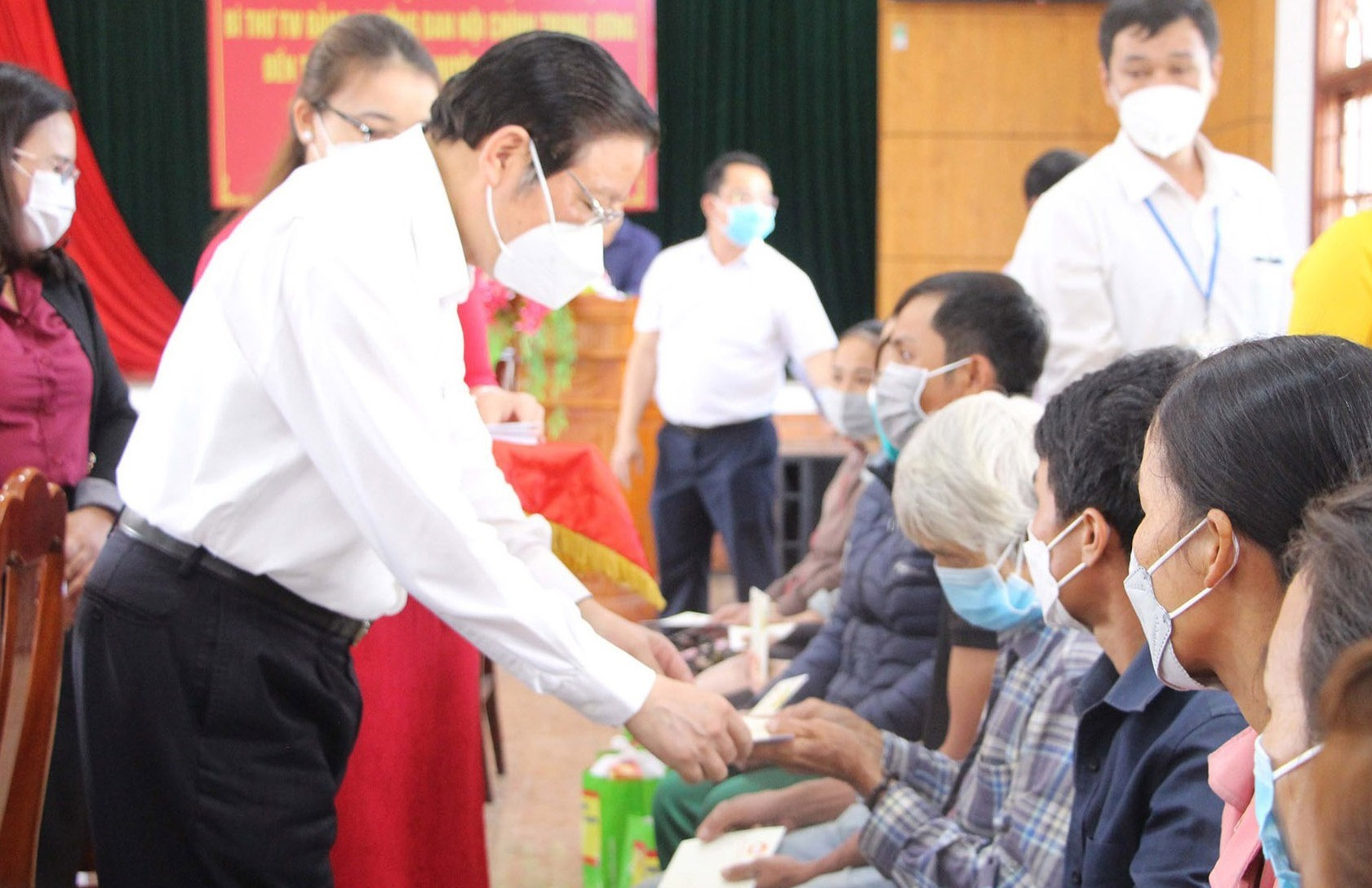Đồng chí Phan Đình Trạc, Ủy viên Bộ Chính trị, Bí thư Trung ương Đảng, Trưởng Ban Nội chính Trung ương tặng quà cho các hộ nghèo, gia đình khó khăn do dịch bệnh COVID-19.