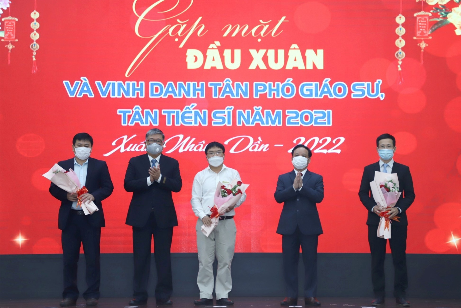 Giám đốc ĐH Đà Nẵng tặng hoa, chúc mứng các Phó giáo sư của ĐH Đà Nẵng năm 2021. Ảnh XL