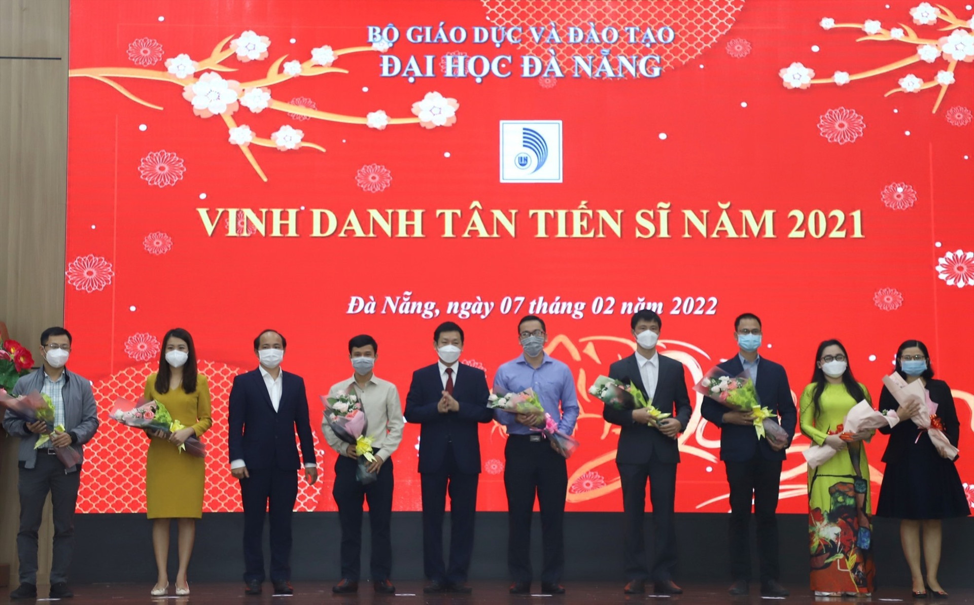 Lạnh đạo ĐH Đà Nẵng tặng hoa chúc mừng các tân Tiến sỹ của ĐH Đà Nẵng năm 2021. Ảnh XL