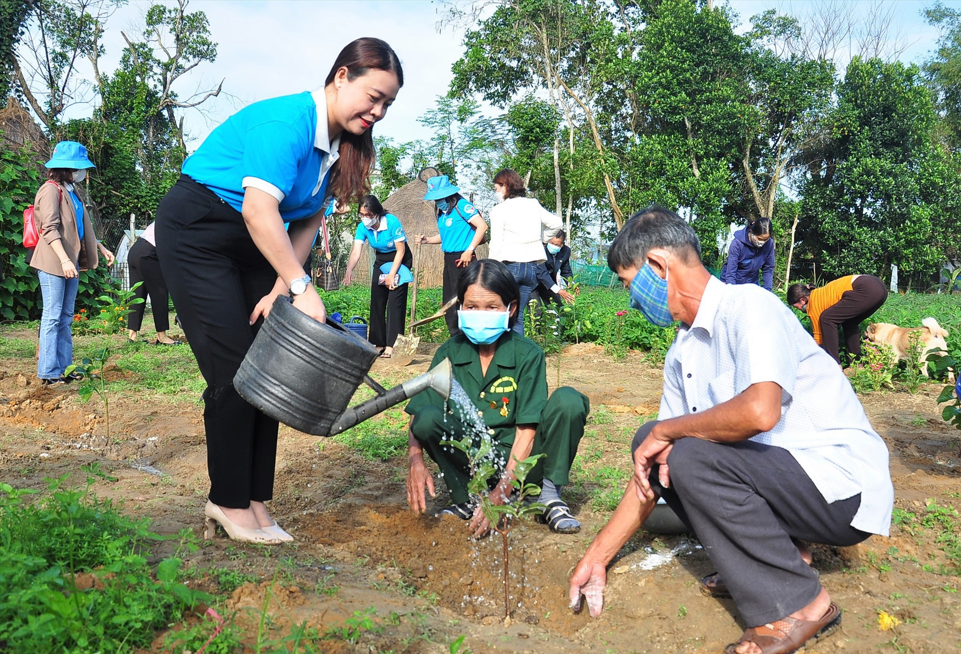 Bà Đặng Thị Lệ Thủy - Chủ tịch Hội LHPN tỉnh cùng vợ chồng bà Phan Thị Giải trồng, chăm sóc cây ăn quả. Ảnh: VINH ANH