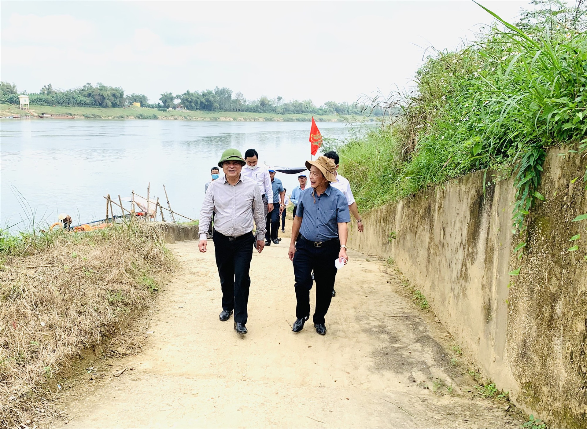 Đồng chí Phan Việt Cường khảo sát một số khu vực ở vùng Gò Nổi thuộc thị xã Điện Bàn. Ảnh: T.N