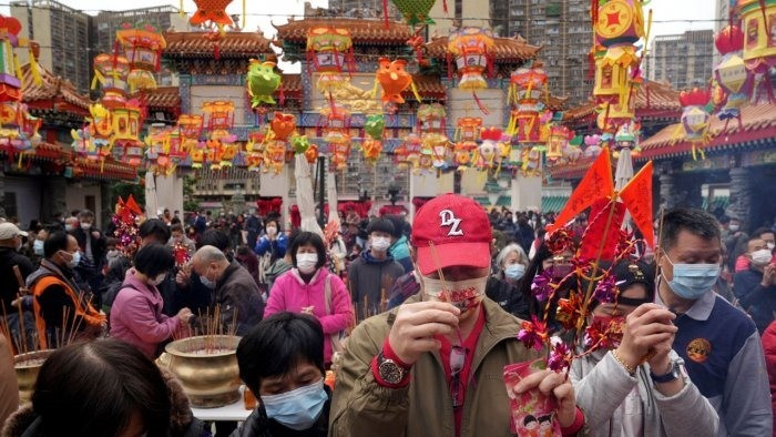 Nhiều người châu Á duy trì thói qun đi chùa đầu năm mới bất chấp đại dịch Covid-19 diễn biến phức tạp. Ảnh: Reuters
