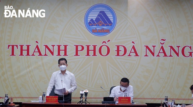 Bí thư Thành ủy Nguyễn Văn Quảng (trái) phát biểu chỉ đạo tại cuộc họp phòng, chống Covid-19 thành phố chiều 9-2. Ảnh: PHAN CHUNG