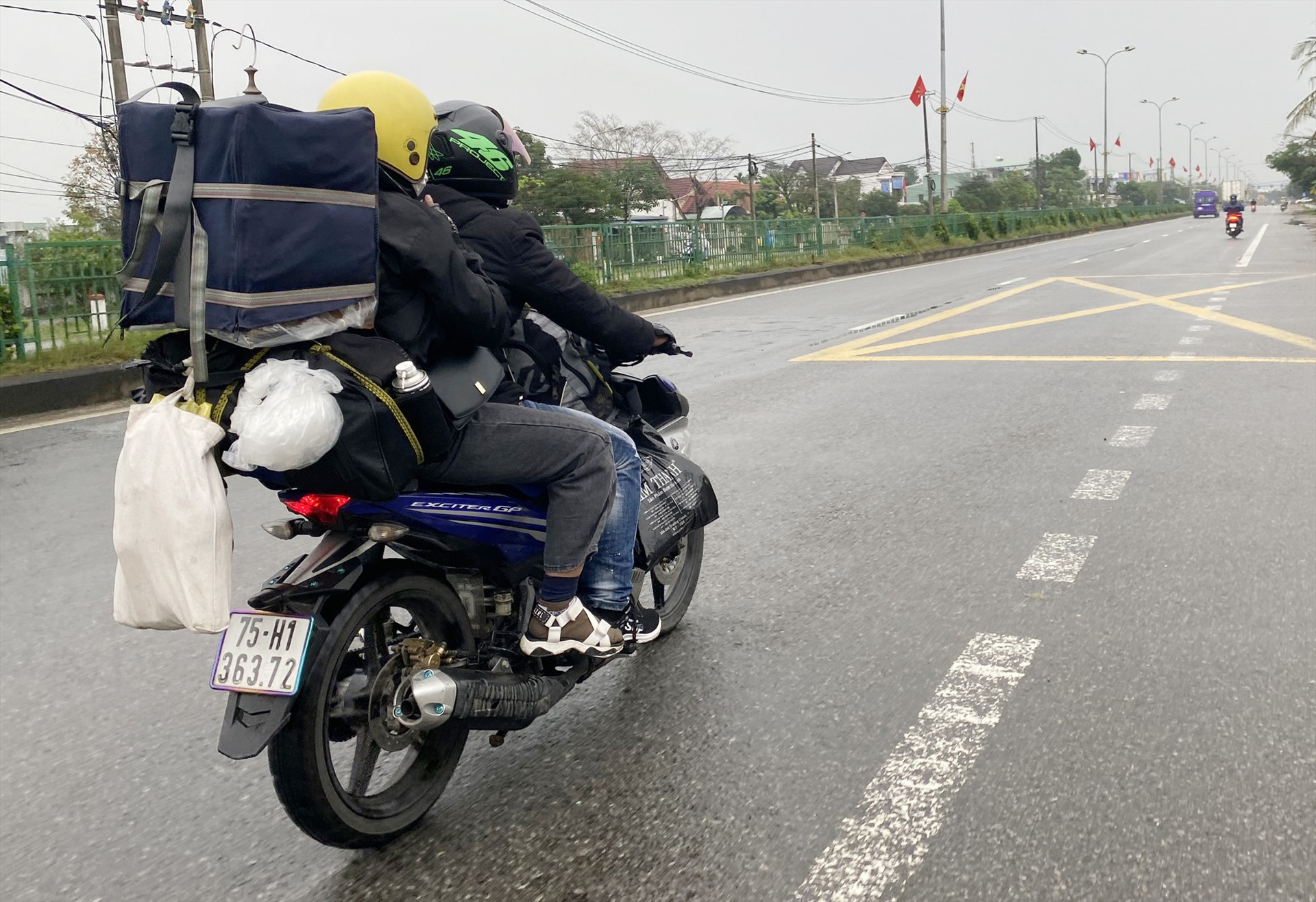 Vợ chồng anh Nguyễn Thành Danh (quê tỉnh Thừa Thiên Huế) đang trên đường vào TP.Hồ Chí Minh, đi ngang qua đường Nguyễn Hoàng (Tam Kỳ). Ảnh: B.H