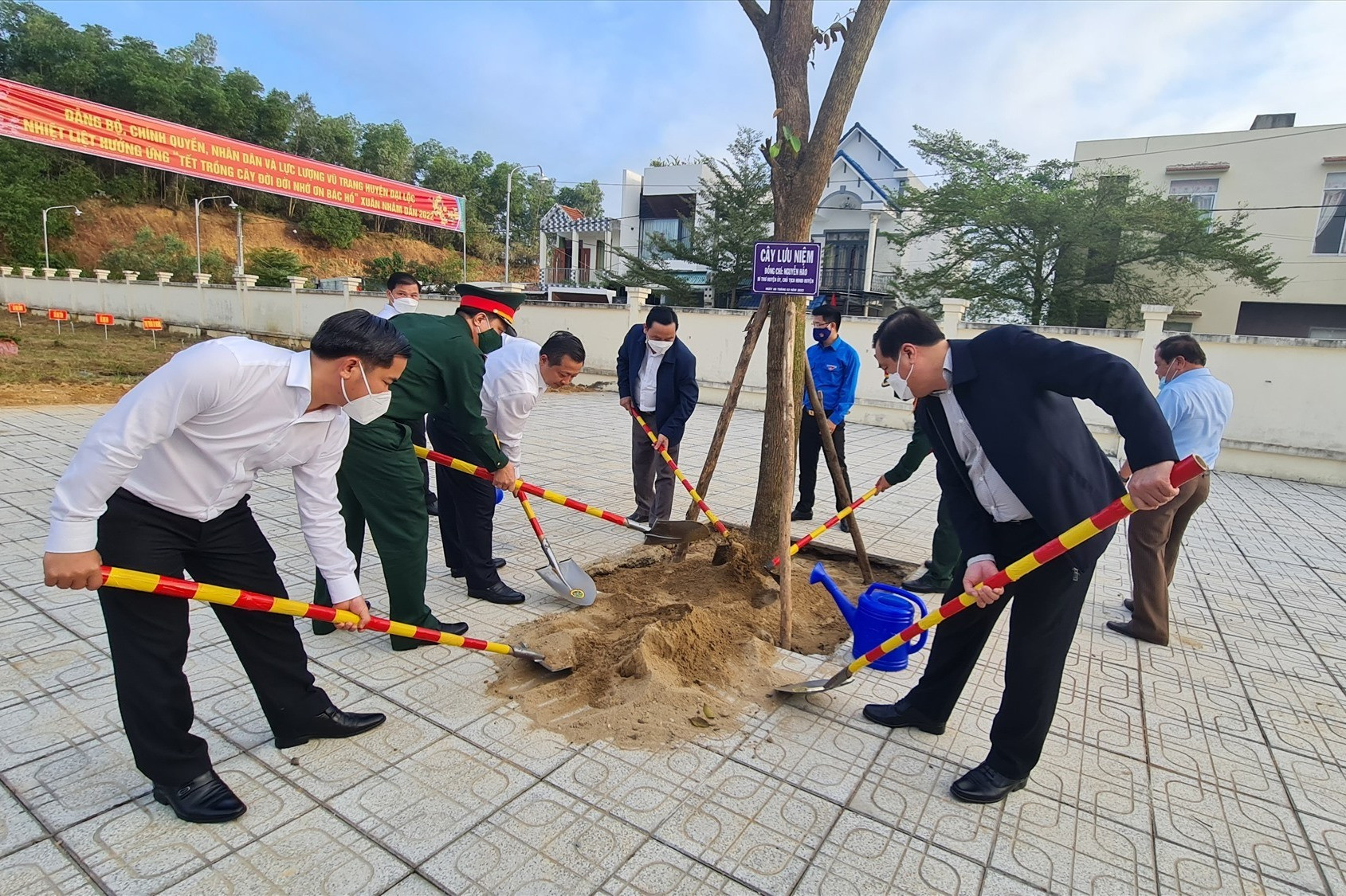 Lãnh đạo tỉnh và huyện Đại Lộc tham gia trồng cây xanh trong khuôn viên Ban CHQS huyện. Ảnh: H.LIÊN