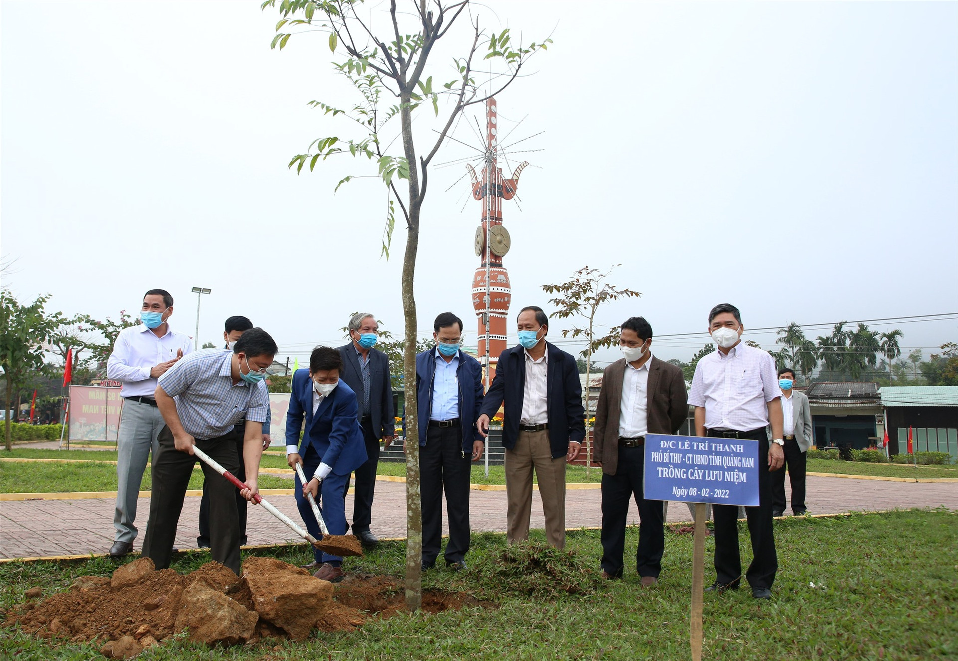 Chủ tịch UBND tỉnh Lê Trí Thanh trồng cây lưu niệm tại Công viên văn hóa xã Ba. Ảnh: A.N