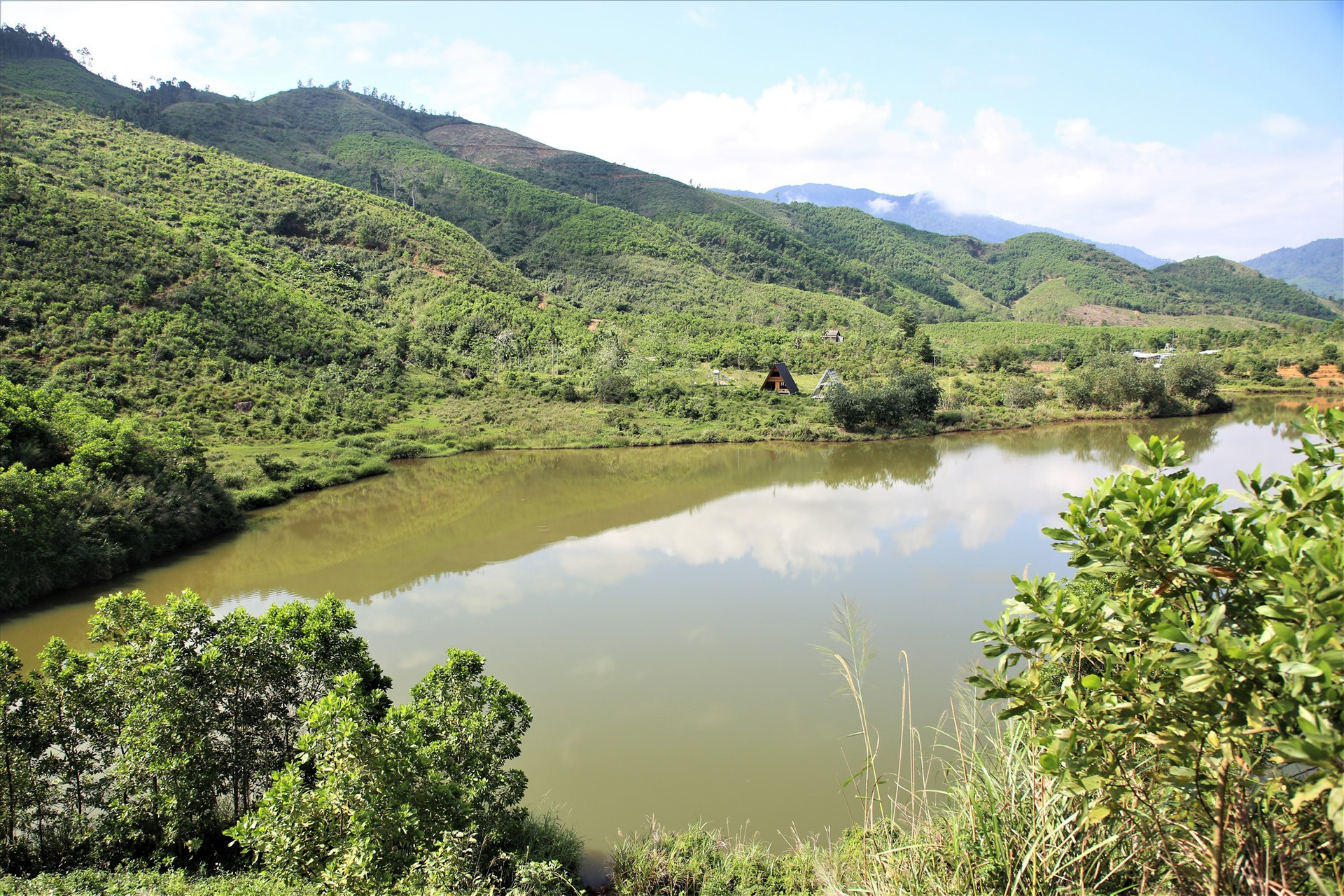 Với vẻ đẹp tự nhiên, hồ Ban Mai (xã Ba) được kỳ vọng sẽ trở thành điểm du lịch trải nghiệm hấp dẫn cho du khách. Ảnh: A.N