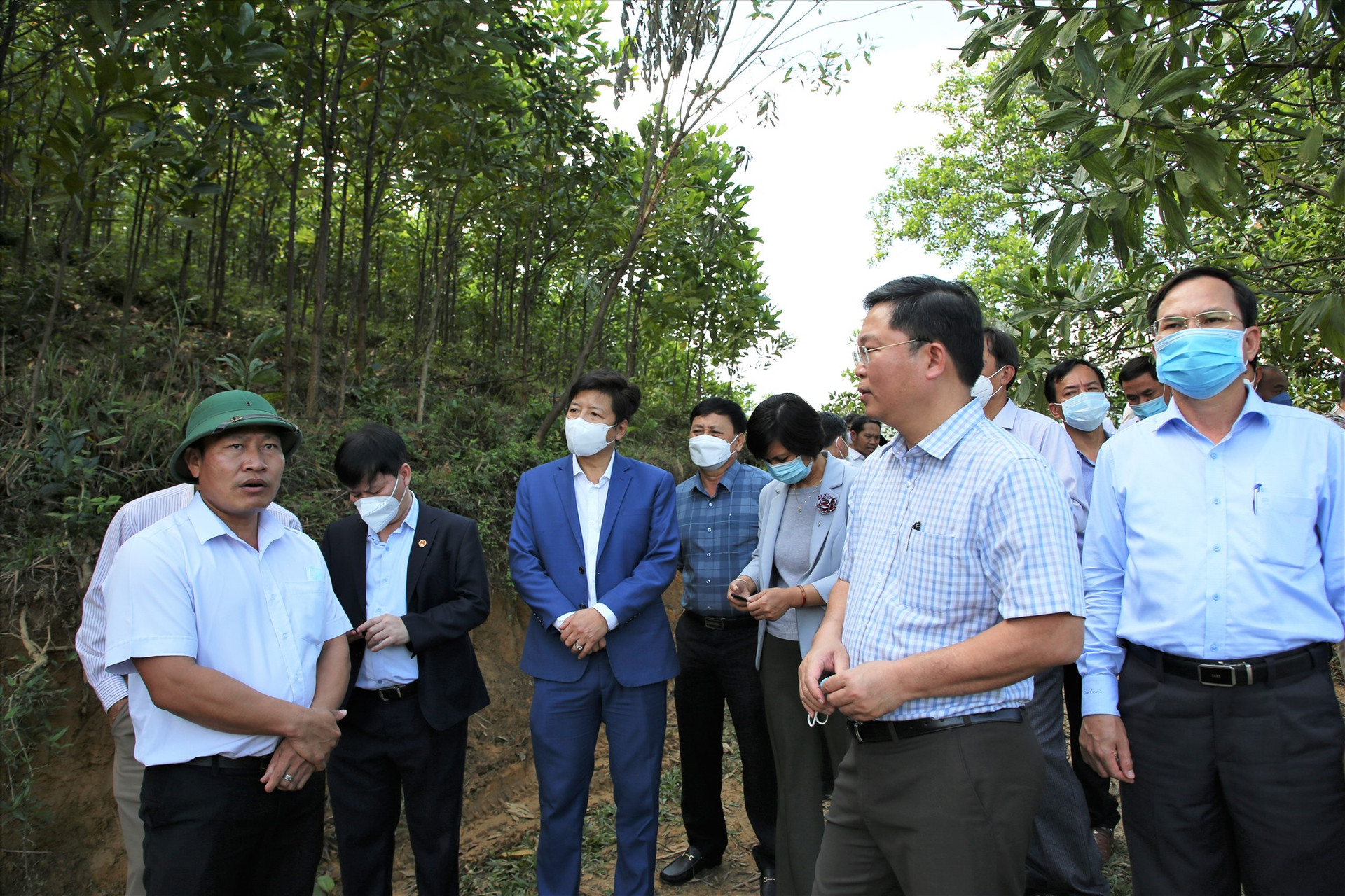 Đại diện chủ đầu tư dự án nông nghiệp tây Bà Nà (bên trái) báo cáo kết quả khảo sát, định hướng phát triển sản xuất nông nghiệp hữu cơ tại địa phương với đoàn công tác. Ảnh: A.N
