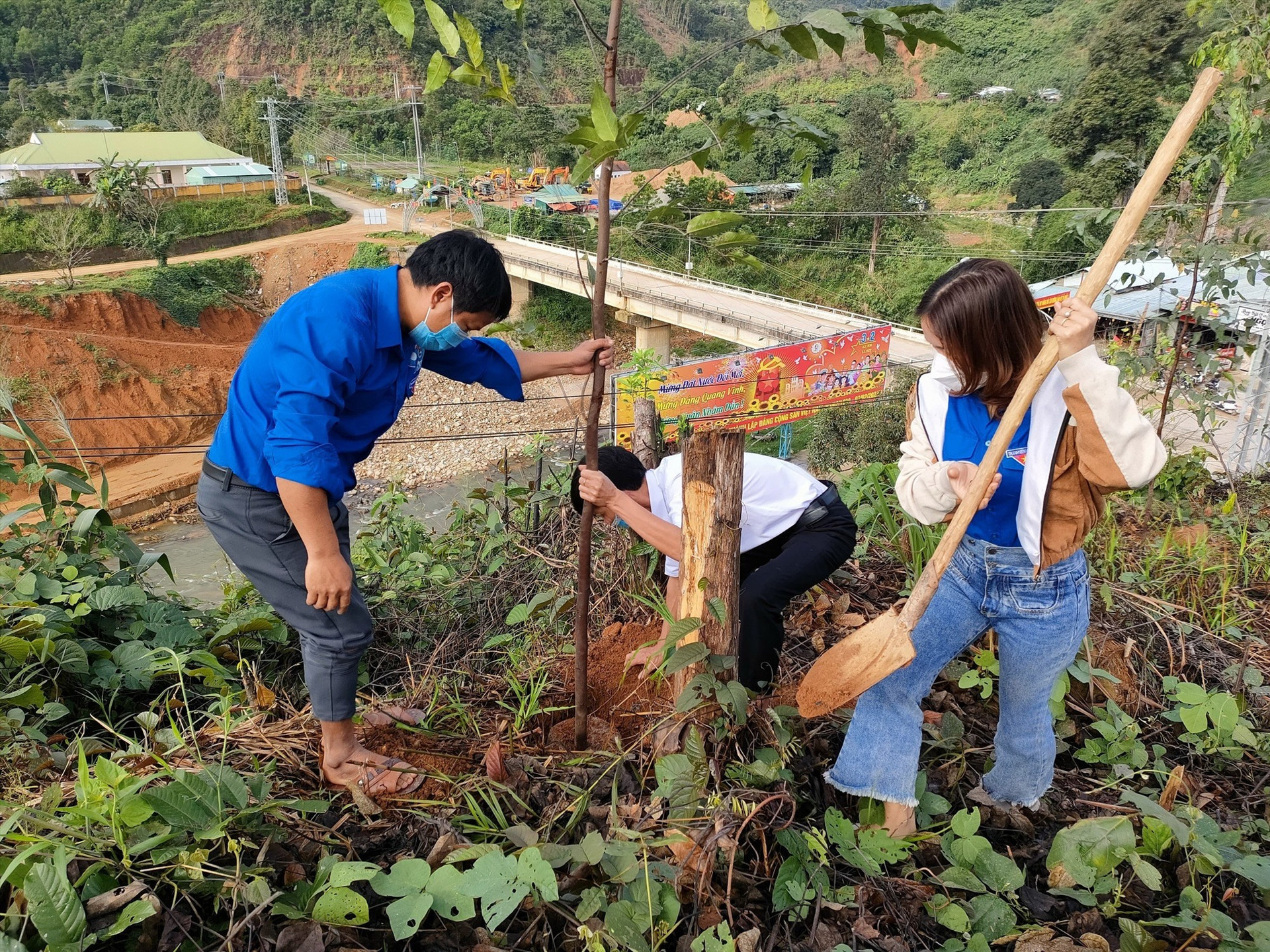 Cán bộ, đoàn viên, thanh niên huyện Nam Trà My hưởng ứng lễ phát động “Tết trồng cây đời đời nhớ ơn Bác Hồ”. Ảnh: CTV