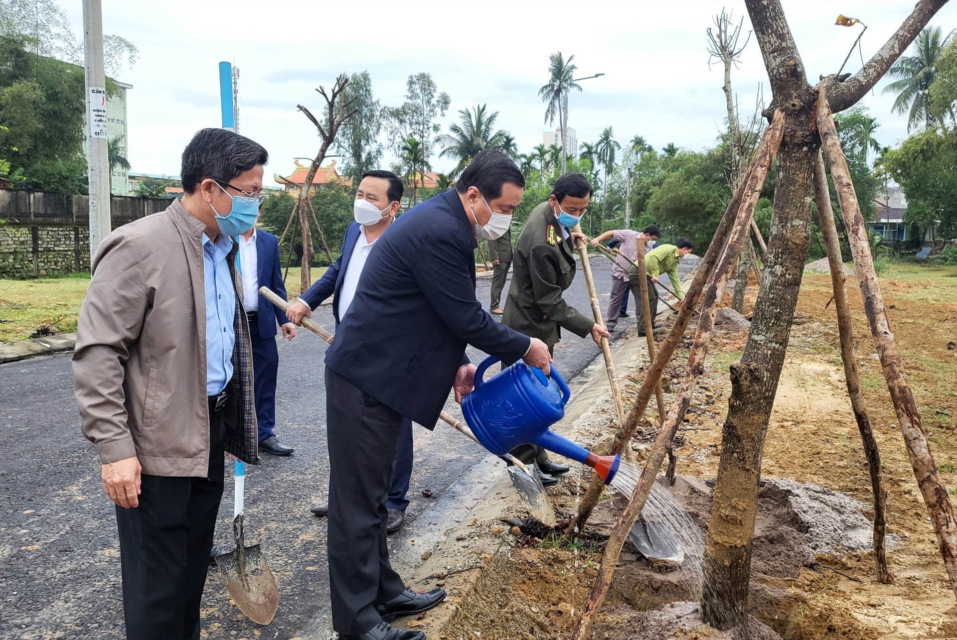 Lãnh đạo tỉnh và TP.Tam Kỳ trồng cây tại khu dân cư khối phố 4, phường An Sơn. Ảnh: Q.S