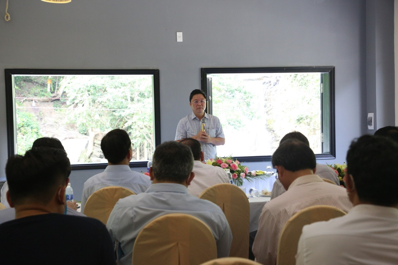 Chủ tịch UBND tỉnh Lê Trí Thanh phát biểu góp ý với đơn vị chủ đầu tư về khu du lịch. Ảnh: A.N