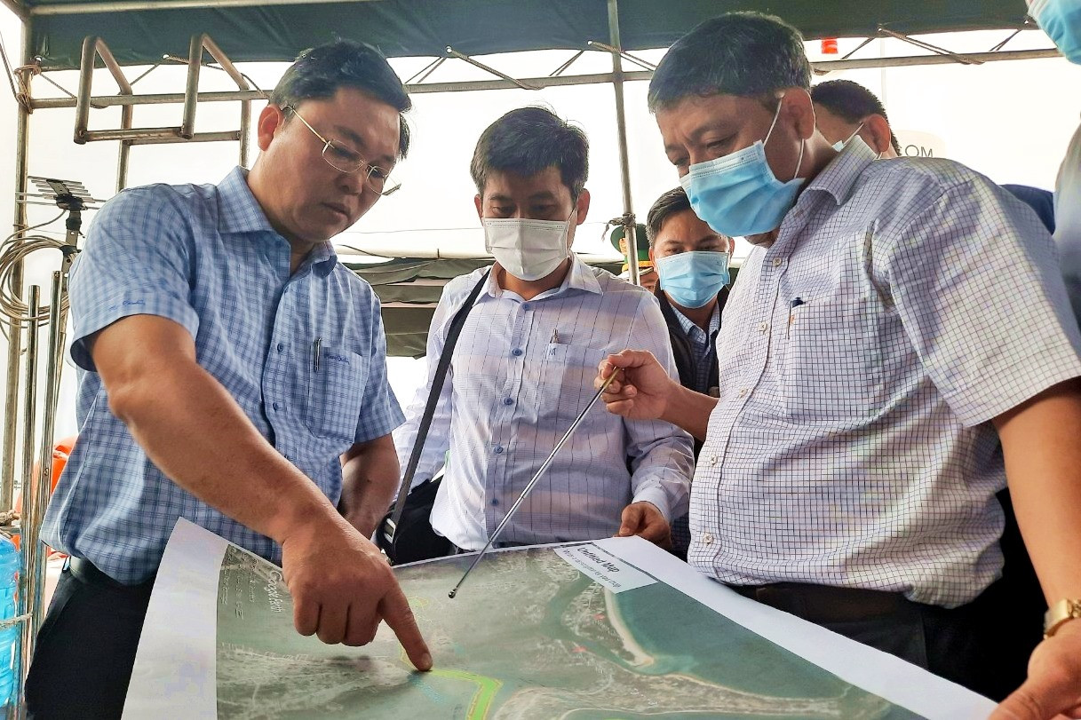 Chủ tịch UBND tỉnh Lê Trí Thanh cho ý kiến chỉ đạo về việc triển khai thực hiện một số dự án, công trình trên địa bàn xã Tam Hải. Ảnh: H.Đ