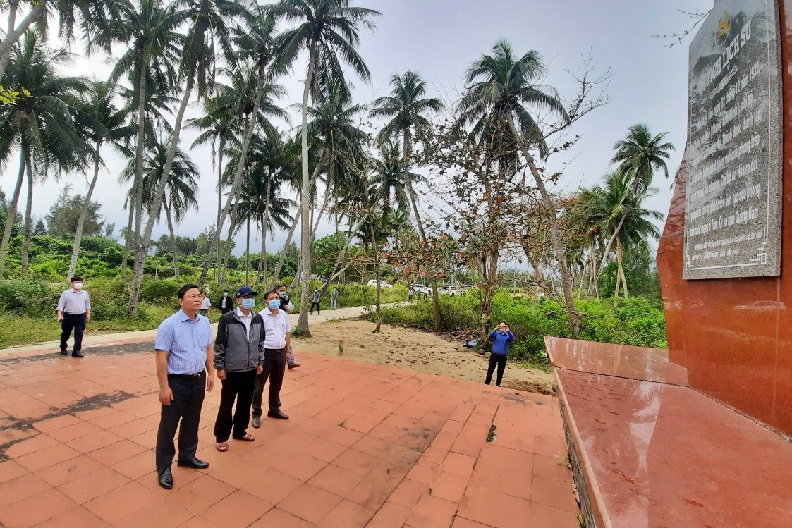 Đồng chí Lê Trí Thanh thăm di tích Chi bộ Quang Ánh Minh. Ảnh: H.Đ