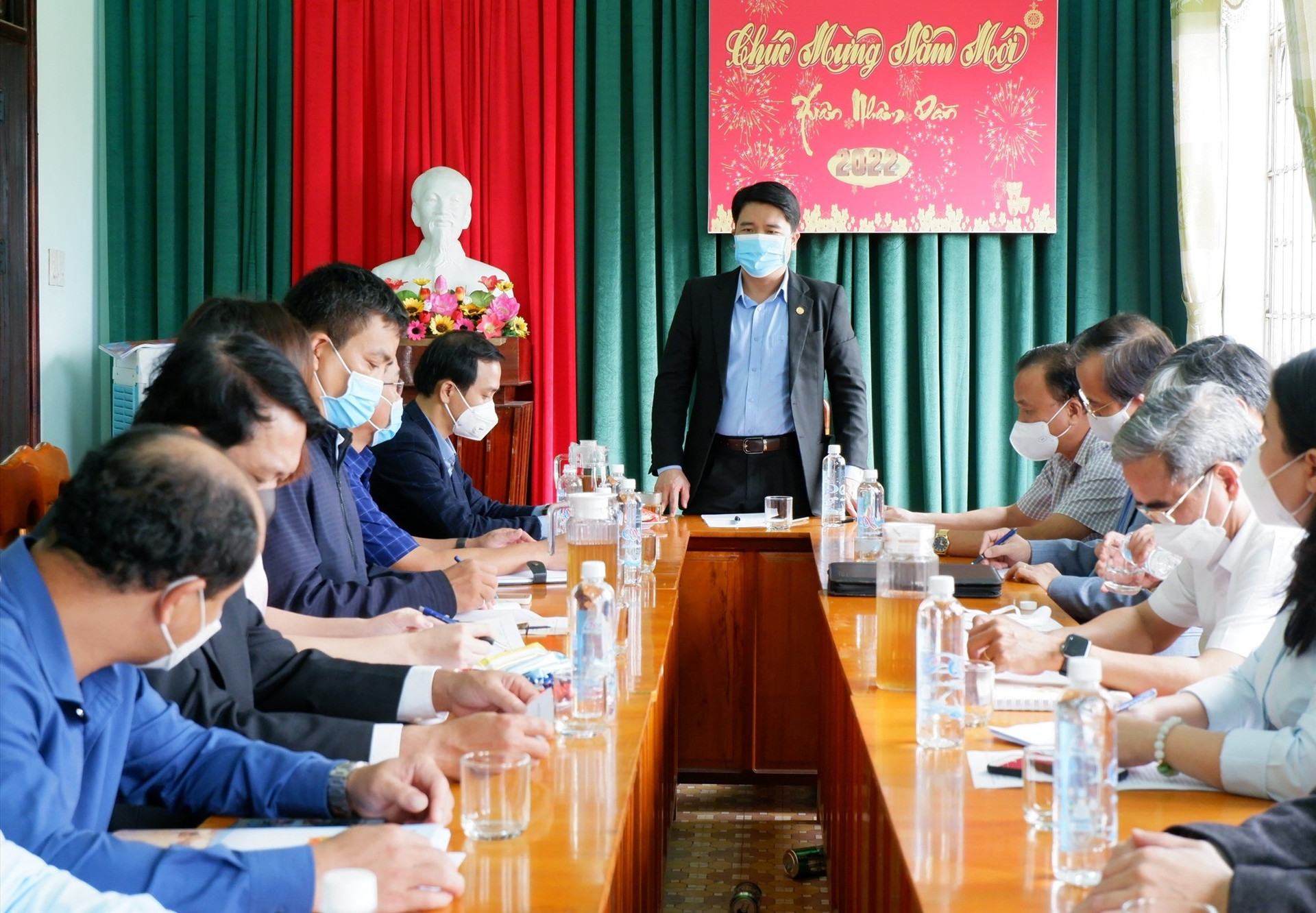 Phó Chủ tịch UBND tỉnh Trần Văn Tân trực tiếp thăm hỏi và tặng quà các F0 điều trị tại nhà. Ảnh: X.H