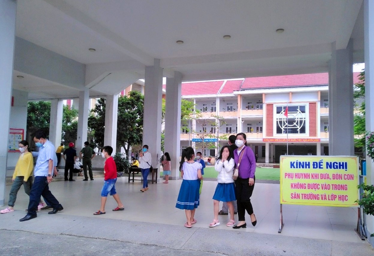 Các học sinh Trường Tiểu học Võ Thị Sáu được cho nghỉ học để đảm bảo an toàn. Ảnh: NHÓM PV