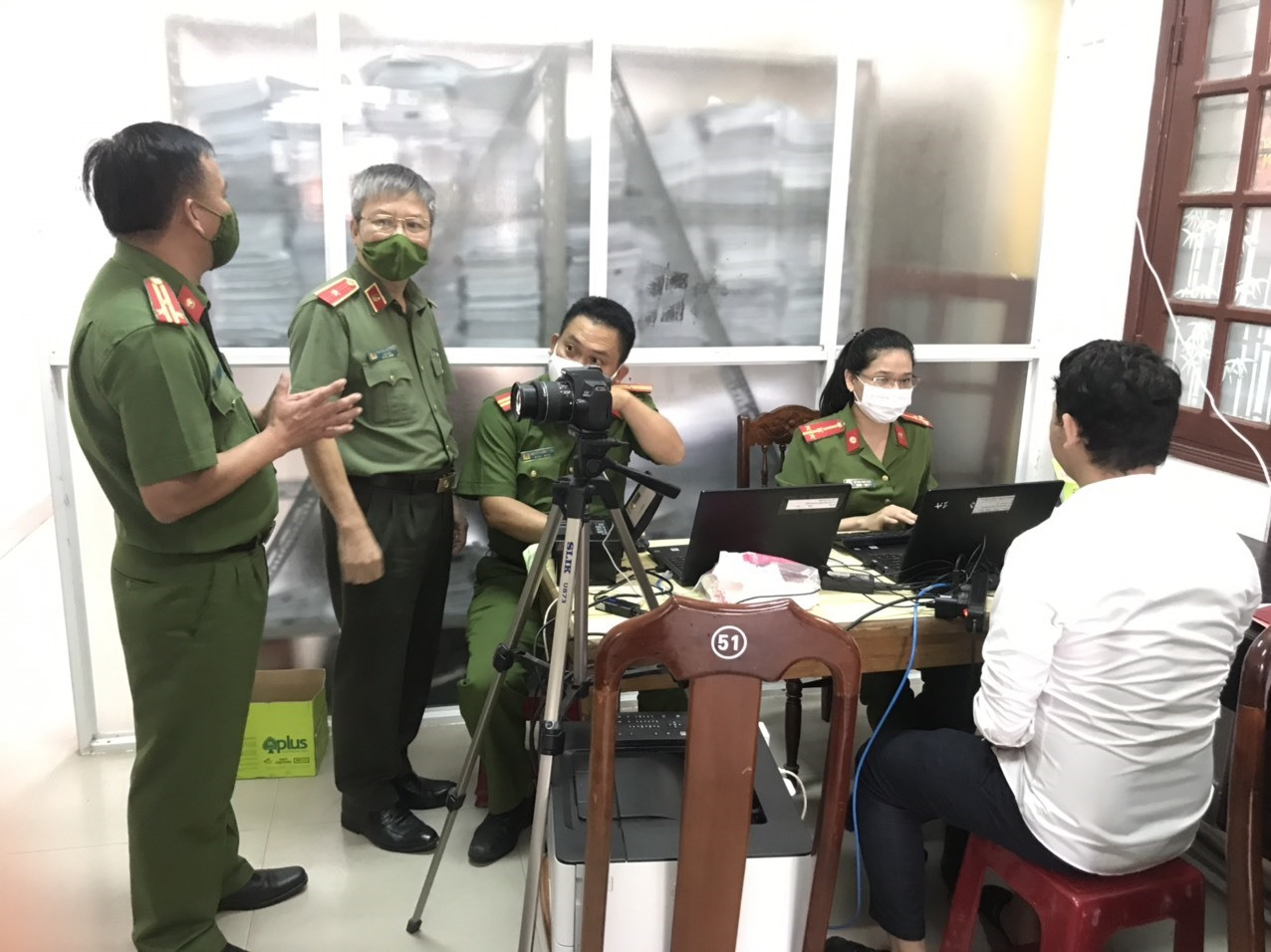 Thiếu tướng Nguyễn Đức Dũng - Giám đốc Công an tỉnh kiểm tra công tác tiếp công dân sau tết tại Phòng Cảnh sát quản lý hành chính về trật tự xã hội. Ảnh: X.MAI