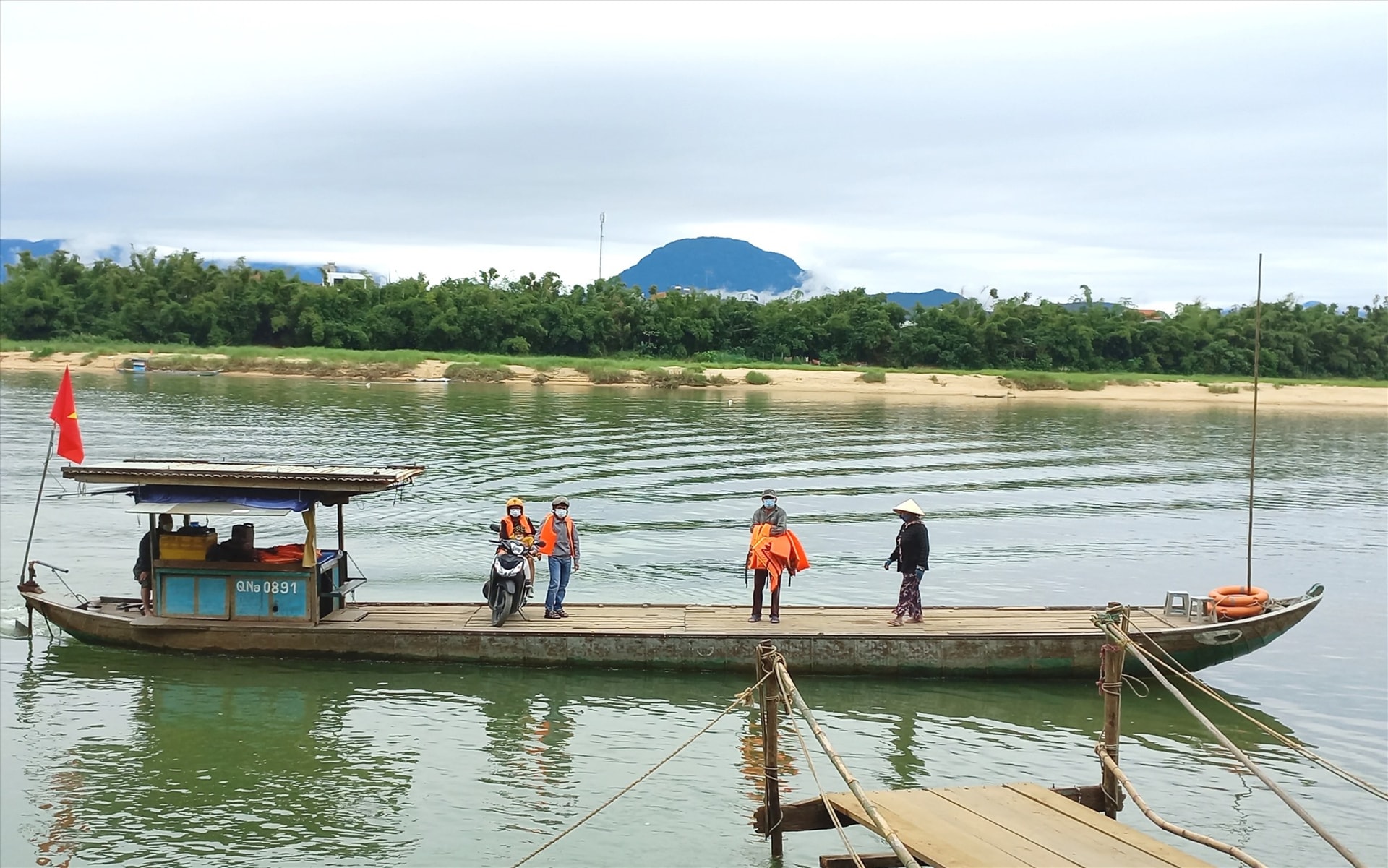 Việc vận động, xử lý người đi đò không mặc áo phao cần được triển khai quyết liệt. Ảnh: C.T