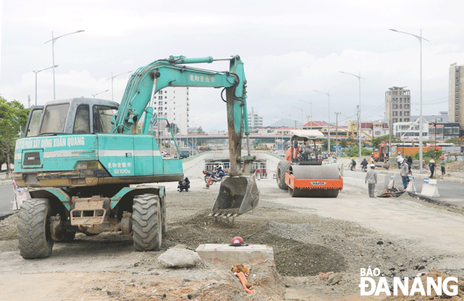 Với khí thế khẩn trương làm việc đầu năm tại các công trình trọng điểm, nhiều hạng mục dự kiến hoàn thành đúng tiến độ, bảo đảm chất lượng.  Trong ảnh: Một góc công trường dự án Cải tạo cụm nút giao thông phía tây cầu Trần Thị Lý. Ảnh: VĂN HOÀNG