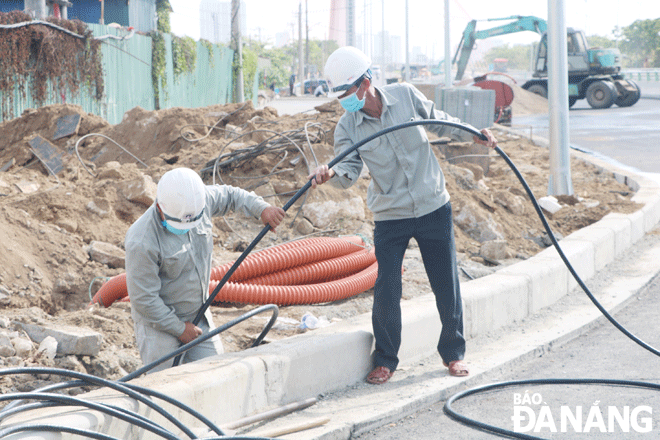 Không khí ra quân đầu năm của công nhân tại các công trình trọng điểm trên địa bàn thành phố rất sôi nổi, khẩn trương. Trong ảnh: Công nhân Công ty TNHH Xây dựng và Thương mại  Nhất Huy đang làm việc tại công trình dự án Cải tạo cụm nút giao thông phía tây cầu Trần Thị Lý.  Ảnh: VĂN HOÀNG