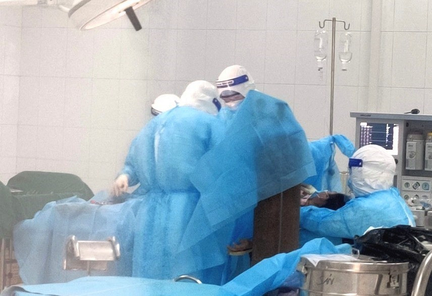 Hình ảnh một ca phẫu thuật lấy thai cho sản phụ mắc Covid-119 tại khu điều trị. Ảnh: TH