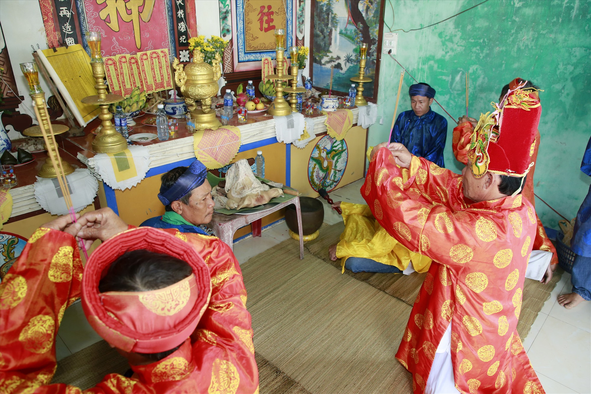 Lễ cúng được các vị cao niên trong làng thực hiện tại đình làng An Lương.