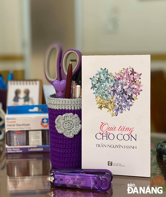 “Quà tặng cho con” (NXB Văn hóa Văn nghệ), tập tản văn của tác giả trẻ Trần Nguyên Hạnh. Ảnh: T.Y