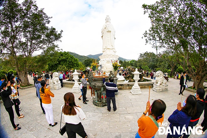 Lễ chùa trong những ngày đầu năm mới Nhâm Dần 2022. (Ảnh chụp tại chùa Linh Ứng Sơn Trà). Ảnh: XUÂN HIẾU