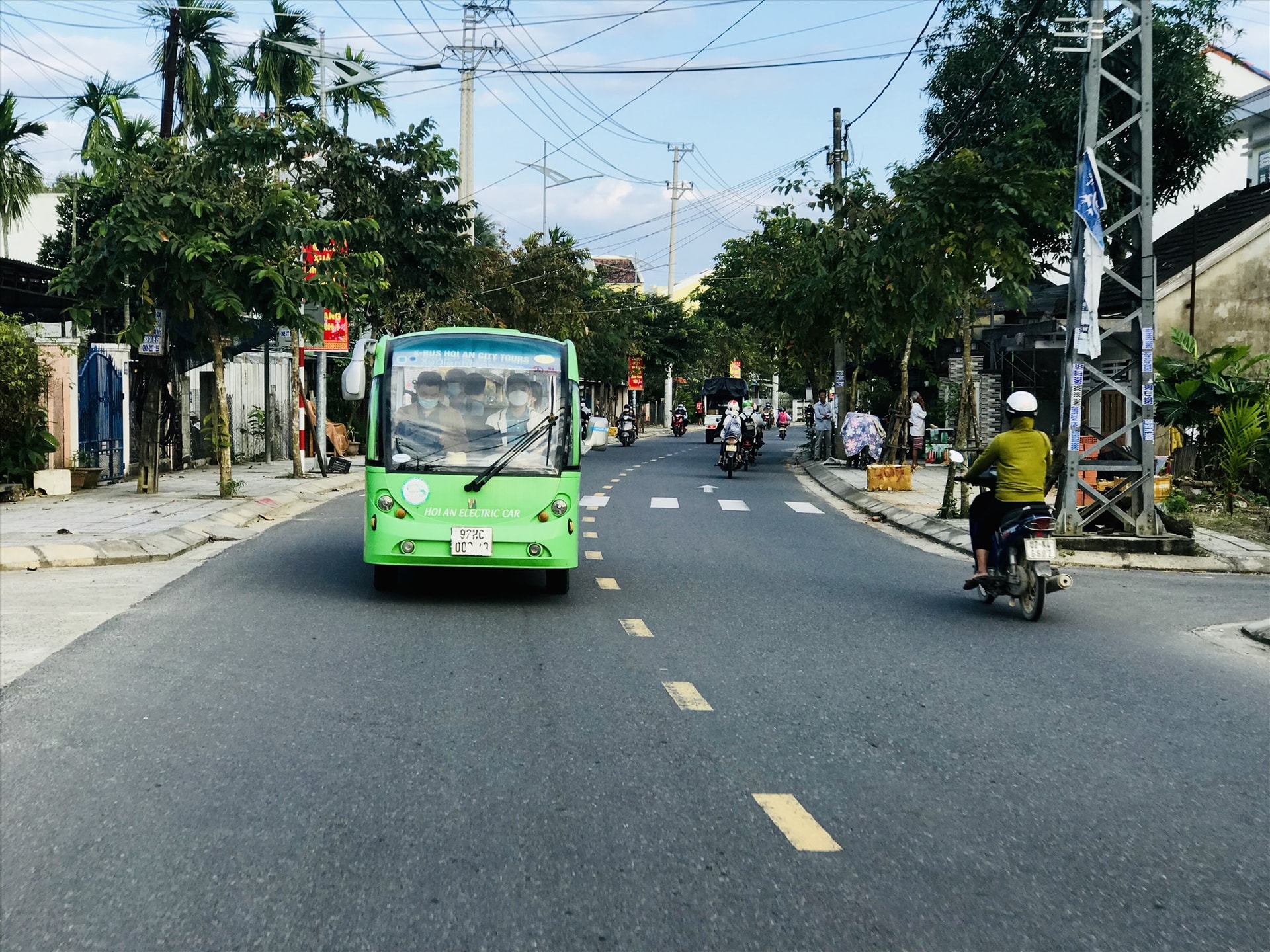 Phục vụ du khách tham quan bằng xe điện tại Hội An cần được đẩy mạnh trong thời gian tới. Ảnh: P.Q