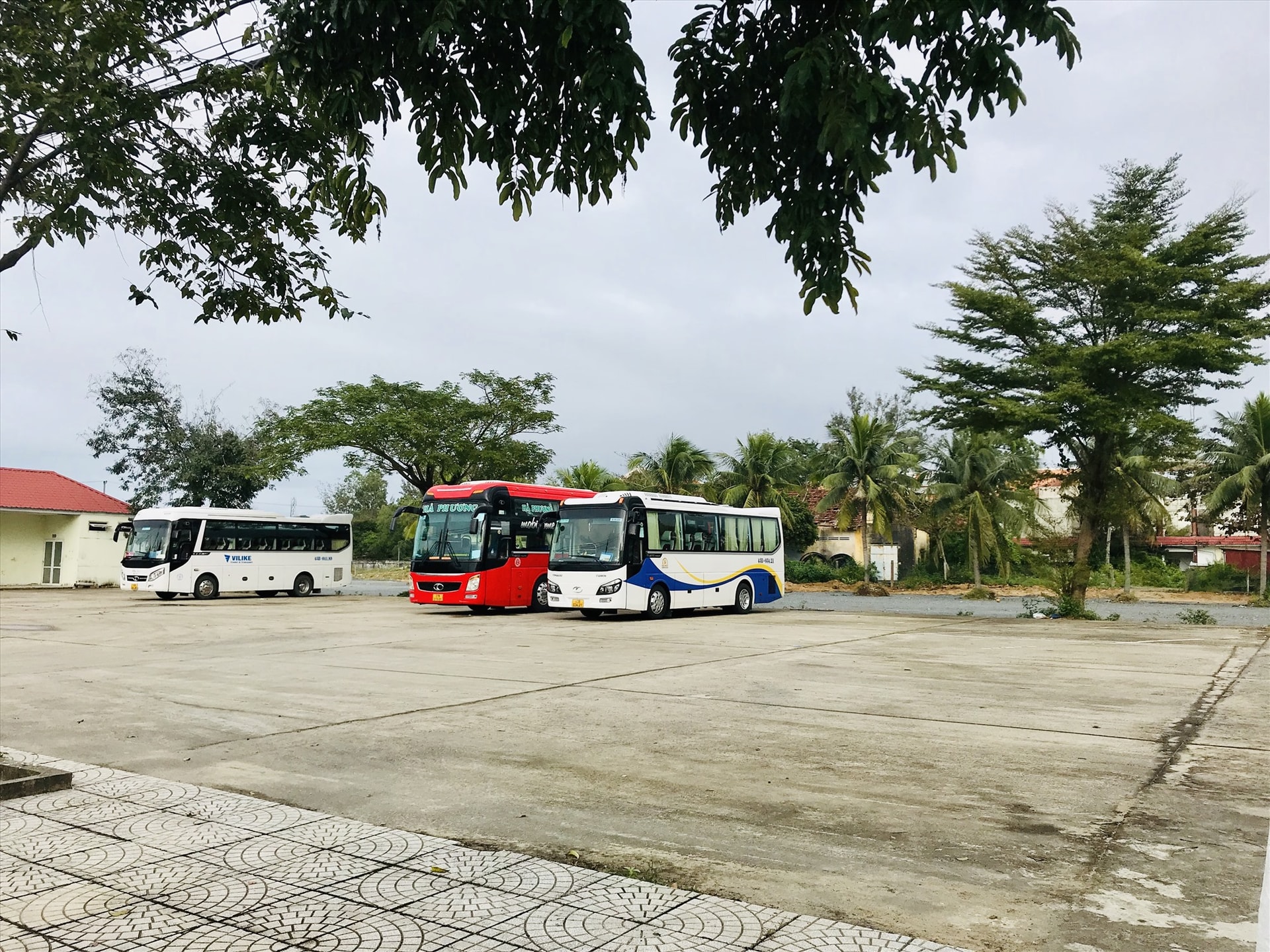 Các bãi đỗ xe ở ngoại ô sau đó trung chuyển khách vào phố cổ là giải pháp căn cơ để khắc phục tình trạng tắc nghẽn giao thông ở Hội An. Ảnh: P.Q