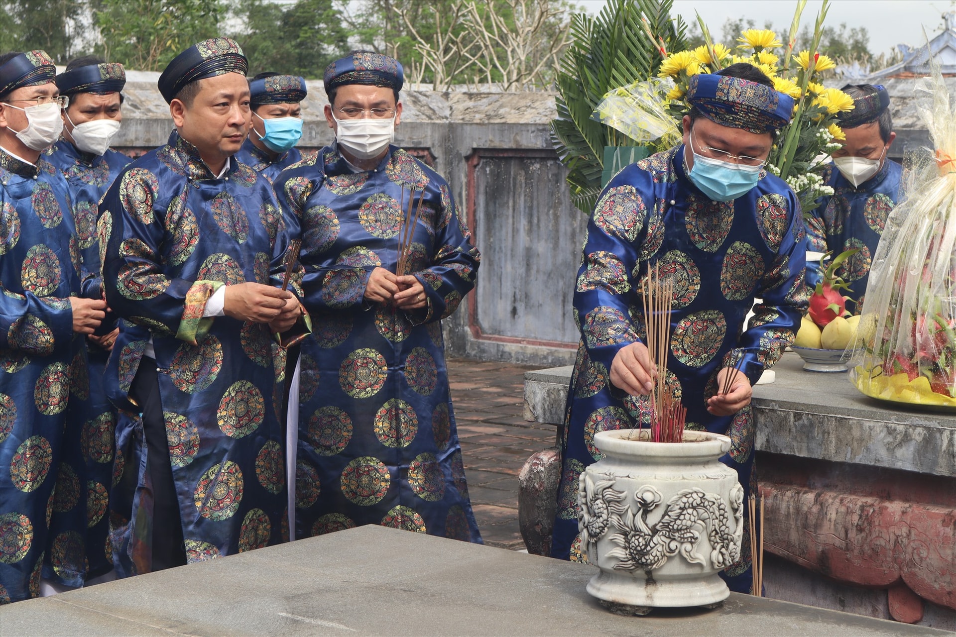 Chủ tịch UBND tỉnh Lê Trí Thanh viếng hương Chúa Tiên Nguyễn Hoàng. Ảnh: QUỐC TUẤN