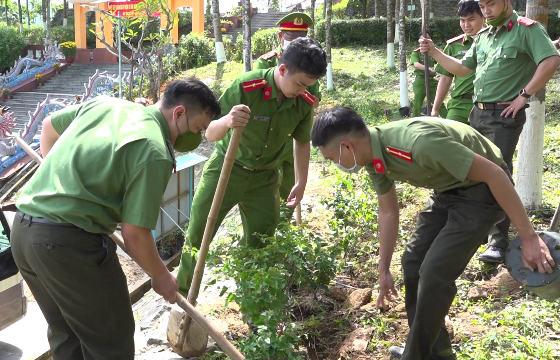 Đoàn viên thanh niên trồng cây trong khuôn viên Khu di tích. Ảnh: H.V