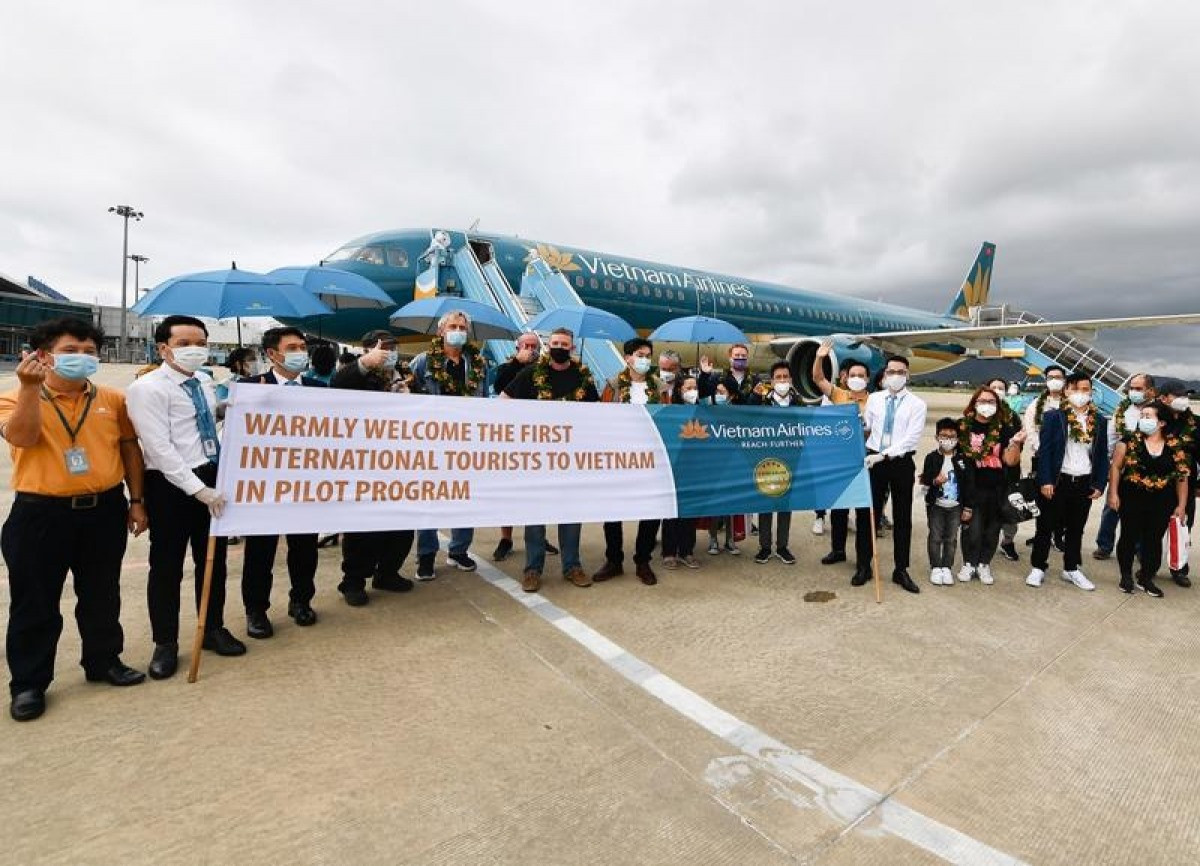 Những hành khách quốc tế trên chuyến bay của Vietnam Airlines đến Việt Nam.