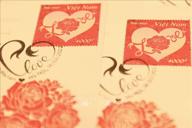 Với phong cách tạo hình cô đọng, hiện đại, bộ tem thể hiện giai đoạn tuyệt vời nhất của tình yêu, khi mối quan hệ đã được kết nối, được thắt chặt yêu thương để cùng nhau xây dựng hạnh phúc. Ảnh: Minh Quyết/TTXVN