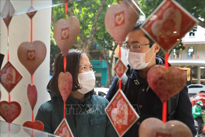Người chơi tem đến sưu tầm tem trong Ngày lễ tình nhân 14-2. Ảnh: Minh Quyết/TTXVN