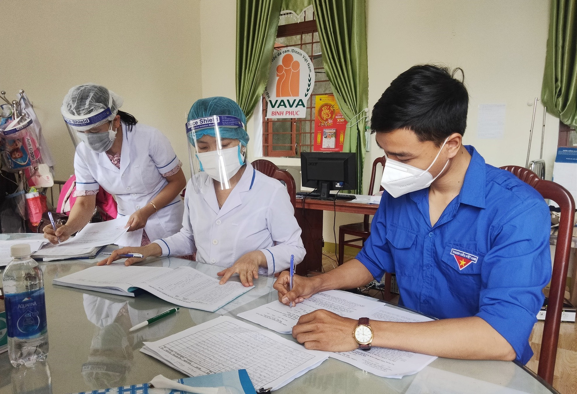 Những ngày cuối còn ở quê hương, thanh niên Nguyễn Quốc Trung tham gia hỗ trợ cùng với lực lượng y tế