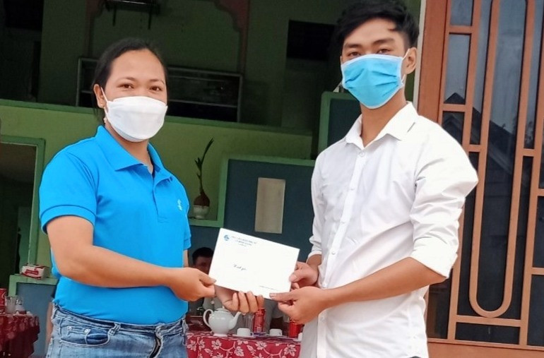 Các hội đoàn thể xã Bình Giang tặng quà cho thanh niên nhập ngũ