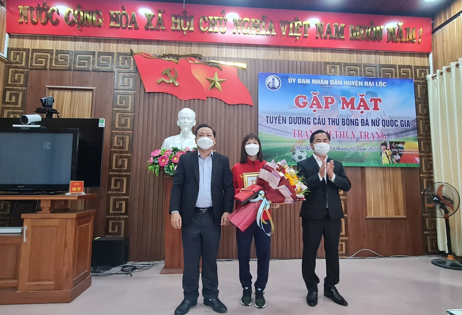 Lãnh đạo Huyện ủy, UBND huyện khen thưởng cầu thủ Thùy Trang vì những đóng góp lớn cho thể thao. Ảnh: H.LIÊN