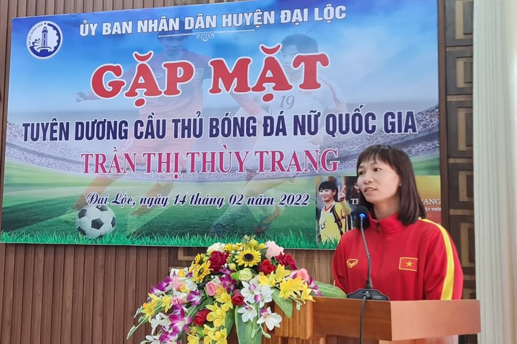 Cầu thủ Thùy Trang phát biểu tại buổi gặp mặt. Ảnh: H.LIÊN