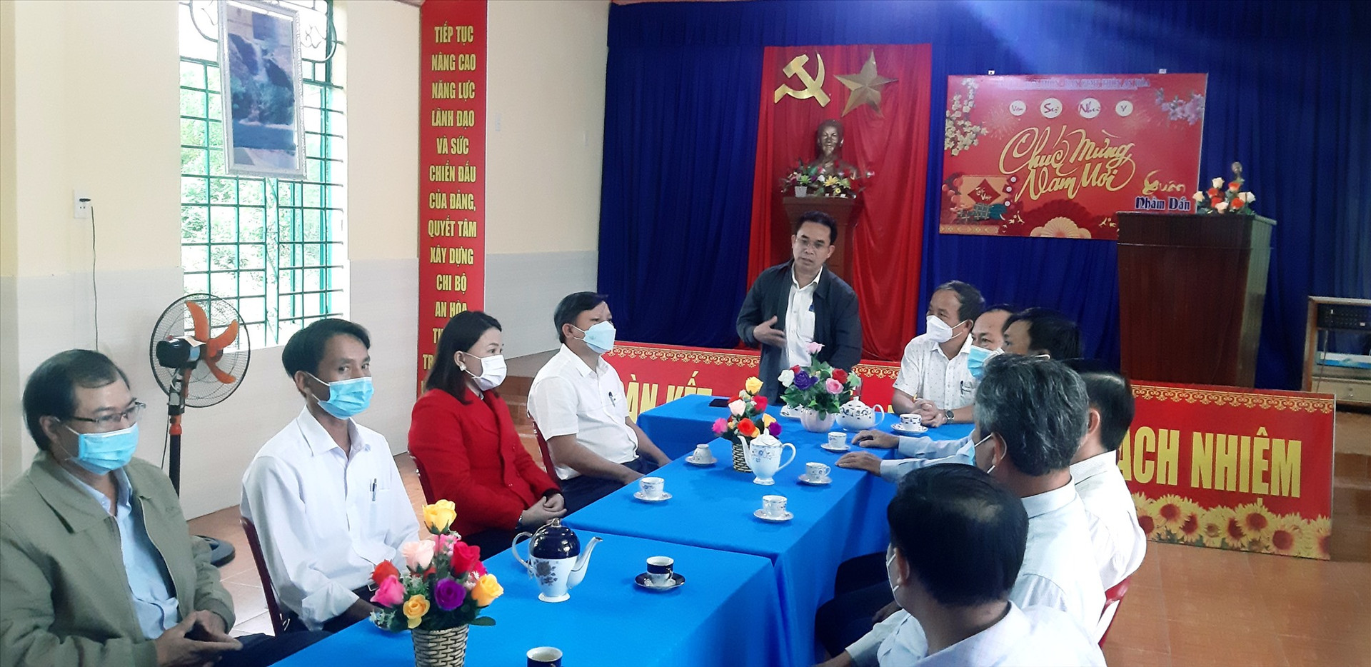 Phó Chủ tịch UBND tỉnh Trần Anh Tuấn phát biểu tại cuộc làm việc với lãnh đạo huyện Duy Xuyên và xã Duy Trung vào chiều tối 14.2.      Ảnh: VĂN SỰ